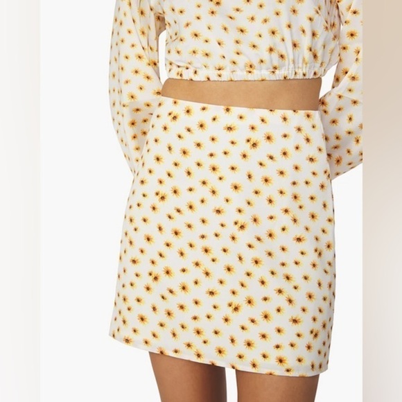 NWT Revolve WeWoreWhat Mini Slip Ditsy Daisy Skirt - Picture 1 of 8